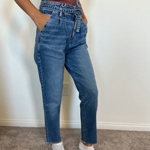 Hollister Ultra High Ris Mom Denim Jeans